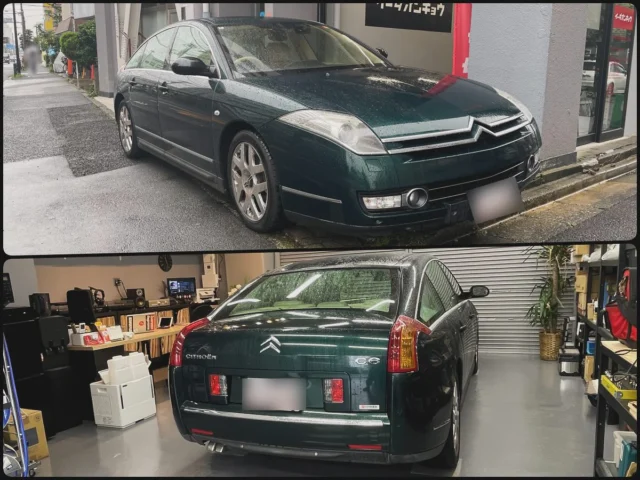 どうも✋
イーダオンキョウです。
あまりにも暑いのと寒いのが苦手なので最近は適温ですね!
…🤔…
考えてみたら自分の適温が蚊の適温と一緒なことに気づきました!
さてと、今日はカーグッズマガジン10月号にて記事にしていただいた初代 シトロエン・C6 をご紹介。
詳しくは雑誌を見てもらった方が良いんですが、サラッとご紹介させて頂きます🙏
この車は純正でオンダッシュのサイバーナビ & バックカメラが付いているんですが、かなり古いので現代化させましょう!って事で作業させて頂きました。
この車に付けたのは、
・10.1インチディスプレイオーディオ「Carozzeria  DMH-SF900」
・バックカメラ「Carozzeria  ND-BC300」
・シガーソケット & HDMI & USB パネル(ワンオフ)
以上、3点です。
ディスプレイオーディオにしてしまえばナビはもちろん最新だし、色んなエンターテイメントサービスも使えちゃいますしね!
車に付けた物はったこれだけなのに作業は結構大変…🙃
バックカメラはわりとすんなり純正と入れ替えできましたが配線を前まで持っていくのが大変。。
リアシート外さないと配線通せずでしたが、パワーシートの固定方法が難解でバラし方がわからずに悩みました😭
1番悩んだのが純正8チャンネルマルチアンプで8個のスピーカーを鳴らしているこの車で、どうやってスピーカーを鳴らすのか、っていう部分とどうやってディスプレイオーディオを付けるのかって所でした。
DSP付けちゃえばスピーカーの問題は簡単なんですが予算的に今回は無し🙅♂️
フロントスピーカーだけなら鳴らす事も出来ますがそれもなんだかなー、、、
など、色々考えていましたが、純正オーディオのAUXにサイバーナビの音声が入っていたので(懐かしのIP-BUS)そこにSF900の音入れちゃおうって事で落ち着きました。そうすれば純正アンプで全てのスピーカーが鳴りますからね〜
SF900本体は当初は純正モニターの位置に入れるつもりでしたが、けっこうな加工の挙句にめっちゃ飛び出して付いてしまうので純正オーディオの位置に付ける事に。
SF900 の画面で見えませんが異形オーディオのパネルも作成しています✌️
行き場を追われた純正オーディオのヘッド部はグローブボックスに移設。
純正オーディオの機能はもちろん全部使えますし、サイバーナビのモニターもSF900のサブモニターとして機能しますよ〜
シフトレバー後方に謎のスペースがあったので、そこにシガーソケットとUSB、HDMIなどの集中パネルも作成させて頂きました💪
シガーソケットの抜き差しなどでパネルが浮いたりしないようにパネルはガッチリとネジ固定しています〜
珍しい車でも大体なんとかしますのでご相談ください!
直近の休みはこちら👇
・10/4(土) 〜 10/6月(月) 私用の為店休 & 定休日
・10/12(日) 〜 10/13(月) 定休日
・10/17(金)  研修のため店休
・10/19(日)  定休日
・10/20(月) 通常営業
・10/26(日)〜27(月)定休日
よろしくお願いいたします!!
#カーオーディオ #カーオーディオ専門店 #カーオーディオショップ #カーオーディオ好きな人と繋がりたい #東京 #オーディオ専門店 #オーディオ好きな人と繋がりたい #オーディオ好き #音楽好き #音楽好きな人と繋がりたい #杉並区 #イーダオンキョウ #カーオーディオ東京 #シトロエン #C6 #ディスプレイオーディオ #SF900 #DMH-SF900