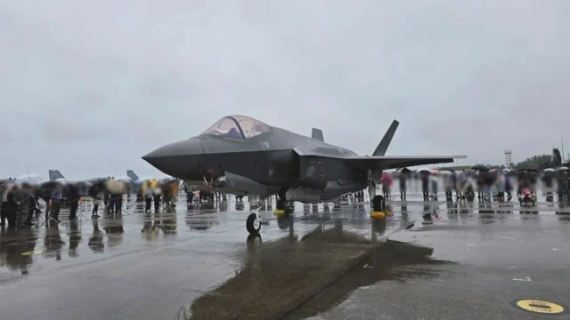 どうも✋
イーダオンキョウです。
1ヶ月間で2回、車で小松まで行ってきました。
前回はハイコンで小松。
今回は小松基地航空祭で小松。
あいにくの天気だったんですが楽しんで来ました✌️
その日の夜は福井まで移動して知り合いの家に泊まらせてもらって翌日は敦賀にある「PARADA」さんにお邪魔してきました〜
前日が周年だったようでイベントやっていたようですね!
色々な面白話ができて楽しかったです😁
さてと、今日もさらっと事例紹介。
懐かしの「E46 BMW」
この車、当時欲しくてしょうがなかったですが高くて買えませんでした。。🥺
オーナー様は他の車も持っているそうですが、この車は多分一生所有するとおしゃってました。
やっぱ魅力ある車なんですね!ちなみにこの車はマニュアル車でした!
純正スピーカーはまだ生きていましたが音質が残念なのと、CD デッキが調子悪いとの事で前後スピーカーとデッキ交換をご依頼いただきました!
フロントスピーカーは当時からよく交換作業をしていましたがリアは初めて。
リアは表方向のスペースが無いので、うっすいバッフルを制作して取り付けました。
お選び頂いたのユニット達はオール国産ブランド
・Fスピーカーに「BLUE MOON AUDIO EX165」
・Rスピーカーに「BLUE MOON AUDIO CX130」
・デッキに「Carrozzeria DEH-6600」
フロントスピーカーのツィーターも純正位置に入れましたが写真撮り忘れ…
組み上げ後はできる範囲で音響調整して納車させて頂きました💪
お客様もご満足頂けたようで良かったです😌
そういえばこの E46 の前の作業は F80 M3 のオーディオ外し作業だったので2台連続BMWでした🇩🇪
輸入車でも国産車でも、どんな車でもご相談ください!
直近の休みはこちら👇
・10/12(日) 〜 10/13(月) 定休日
・10/17(金)  研修のため店休
・10/19(日)  定休日
・10/20(月) 通常営業
・10/26(日)〜27(月)定休日
・11/1(土) 振替店休
・11/2(日) 店休
・11/3(月) 通常営業(文化の日)
よろしくお願いいたします!!
#カーオーディオ #カーオーディオ専門店 #カーオーディオショップ #カーオーディオ好きな人と繋がりたい #東京 #オーディオ専門店 #オーディオ好きな人と繋がりたい #オーディオ好き #音楽好き #音楽好きな人と繋がりたい #杉並区 #イーダオンキョウ #カーオーディオ東京 #BMW #E46 #Carrozzeria #BLUEMOONAUDIO #小松基地航空祭 #F35