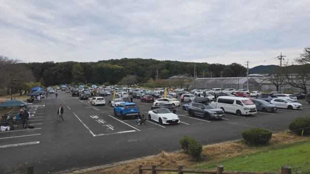 どうも✋
イーダオンキョウです。
遅くなりましたが月曜日にトライムサウンドミーティングに参加してきました!
このイベントは毎回参加台数が多くて今回も120台ぐらい集まったそう😦
イベント内容は参加者同士の投票で順位が決まるクラスと評論家審査の本格的なクラス、各メーカーさんの代表による審査のクラスなど、ワイワイ楽しめる内容なんで色々な方達がいらっしゃいます!
当店からはデモカー含め3台参加しましたが、イベント初参加BMW X5のIさんがBLAMファンクラスで特別賞を頂きました!
参加された皆様、運営の皆様、審査員の方々やイングラフ木村さん、お手伝いされていたショップスタッフの方々、楽しいイベントをありがとうございました!
また来年も楽しみにしています!
翌日は当店に【M&M DESIGN】の吉岡社長と【KOJO TECHNOLOGY】の「ジョンがる隊長」こと土岐さんにご来店いただきました�〜!
色々なお話を伺って最後に当店撮影スポットでパシャり📸
わざわざお越しいただきありがとうございました🙏
さてさて、ここからは事例紹介!
「AUDI RS3」にDSP取付を施行させて頂きましたのでご紹介✌️
こちらのRS3は「BANG & OLUFSEN」が標準で付いていて、他店さんで「BLAM」のSignatuer シリーズが組まれていました。
そこに「HELIX  P-SIX ULTIMATE」を追加して純正ウーファーを使った「2way + サブウーファー」システムを組みました〜
メイン音源はBluetoothモジュールを使用してDSPにダイレクトで音源を送りますが、助手席下にいる純正アンプから信号を取り出して純正オーディオも使えるようにしています。
この組み合わせに「DORECTOR」を繋ぐと曲名表示はするし、タッチパネルで曲送りとか出来ちゃうんで大変便利👍
ケーブルも「M&M DESIGN  SN-MS5500Ⅱ」を使って高音質を狙ってます!
組み上がったらいつものようにしっかり調整して完成💪
純正BANGとは完全に別物のピュアオーディオサウンドになりました!
どんな車でもご相談下さい!
直近の休みはこちら👇
・10/19(日)  通常営業
・10/20(月) 通常営業
・10/26(日)〜27(月)店休
・11/1(土) 店休
・11/2(日) 通常営業
・11/3(月) 通常営業(文化の日)
・11/8(土)〜11/10(月) まいど大阪参加の為店休
よろしくお願いいたします!!
#カーオーディオ #カーオーディオ専門店 #カーオーディオショップ #カーオーディオ好きな人と繋がりたい #東京 #オーディオ専門店 #オーディオ好きな人と繋がりたい #オーディオ好き #音楽好き #音楽好きな人と繋がりたい #杉並区 #イーダオンキョウ #カーオーディオ東京 #AUDI  #RS3 #8V #HELIX #BLAM
#MANDMDESIGN #RIP #dangelo