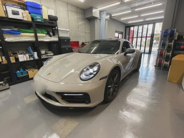 どうも✋
イーダオンキョウです。
夏のあまりカスみたいな気候から、いきなり冬のイントロみたいな気候になってしまって準備が全くできていません。
すでに寒い。
蚊と同じ気候でしかうまく生活出来ないので困っています。(蚊は嫌い)
さてさて、今日も事例紹介。
日々いろんな車の作業をしてまして、他店さん作業のポルシェ911のADONN Z1000DSPの調整したり、N-WGNにカセットデッキつけたり(写真撮り忘れた…)これだけだとネタが足りないのでこちらをご紹介💁♂️
以前の職場時代から施工させてもらっているフィアットパンダ🐼
この車にリアトレイ置き型スピーカーを付けました!
「え?まだそんな懐かしい物あるの?」
なんて思ったそこのあなた!
あるんです。
去年ぐらいにCarozzeriaから新発売されています😮
むか〜し、ブレーキ踏んだら背面が赤く点灯する置き型スピーカーが発売されて、すぐに販売中止になった黒歴史もありましたが今のモデルは光りません。
3wayであることに疑問はありますが古典的な置き型スピーカーです。
2wayでいいんじゃない?って思いはありますが、数が多いと偉い感じがするのでこれはこれでいいんでしょう。
昔は置き型4wayなんてありましたもんね。
オールドパンダに静粛性なんてものは皆無で、「MTX のポッド型2way + サブウーファー」では天井の幌を開けた日にゃもう何も聞こえない、、との事でリア追加です。
過去にドアのアウターバッフルも検討しましたが、オリジナル感が薄れるのでやめた経緯があってリアトレイスピーカーをご選択。80年代感があっていい感じです✌️
付け終わって調整始めたらMTXのミッドレンジがお亡くなり寸前で中低域がろくに出ていなかったので「BLAM  LFR 52」に交換しました〜
変わった車(失礼)でもご相談に乗りますのでご来店下さい!
直近の休みはこちら👇
・10/27(月)店休
・11/1(土) 店休
・11/2(日) 通常営業
・11/3(月) 通常営業(文化の日)
・11/8(土)〜11/10(月) まいど大阪参加の為店休
・11/16(日)〜11/17(月) 店休
よろしくお願いいたします!!
#カーオーディオ #カーオーディオ専門店 #カーオーディオショップ #カーオーディオ好きな人と繋がりたい #東京 #オーディオ専門店 #オーディオ好きな人と繋がりたい #オーディオ好き #音楽好き #音楽好きな人と繋がりたい #杉並区 #イーダオンキョウ #カーオーディオ東京 #FIAT #PANDA