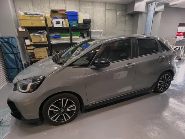 どうも✋
イーダオンキョウです。

気がつけばもう11月🙃
もう今年も終わりじゃん！

次の日曜は「まいど大阪」なので、年末が近づいてきたんだなと実感しています。

という事で大阪に行ってきますので、11/8〜11/10は店休です🙇‍♂️
電話対応は可能ですが店は閉めております。
申し訳ありませんがよろしくお願いいたします。

さて、今日も事例紹介。

常連Tさんのフィットのウーファー用アンプの交換をした時に、珍しく動画を撮ったのでちょろっとご紹介。

このフィットは以前もご紹介しているので詳細は割愛します。
https://ameblo.jp/mitaka-m-style/entry-12877078055.html インスタで見ている方は去年12月ぐらいの投稿をほじくり返してみてください🙏

フィットはビックリするぐらいのサラリ紹介ですが、こちらのVNレヴォーグも当店オープン後にすでに3回ぐらい作業させてもらっています。
https://ameblo.jp/mitaka-m-style/entry-12903839143.html
インスタで見ている方は5月ぐらいの投稿をほじくり返してみてください🙏

今回はスピーカーを「Carozzeria TS-Z172PRS」＋「TS-S062PRS」＋『ピラー加工」に変更です！

モレルのイレイトカーボンからPRSに変更というかなり珍しいパターンですが、このスピーカーの音色が大好きだったとの事でしたので作業させていただきました。

あまりにも付けるのが久しぶりなスピーカーだったのでメーカー在庫が本当にあるのか確認！

無事に取り寄せできたのでいざ作業開始です。
途中写真はほぼ撮り忘れましたが無事に完成→調整して終了。

久しぶりにこのスピーカーの音聞きましたがやっぱりいい音しますね！
発売当初より値段が上がったとはいえ、最近のスピーカー平均価格からすると安いので驚いちゃいます😳

モニターライクな音だけど少しだけウェットで、いい意味でパイオニアらしくない音。
分析的に聞くとイレイトカーボンの方が優っている部分は多いですが、好きな音色で音楽聴くのが1番ですからね✌️

そして、この作業をした2ヶ月後ぐらいにサブウーファーも追加させて頂きました！

付けたウーファーは「audison  APBX 10AS2」

価格、サイズ、音質、全てがいいバランスで当店でも沢山つけてるパワードウーファーで、めっちゃ色々ちょうどいいウーファーなんで9月末から10月の頭の2週間で3台付けた気がします。

ウーファー付けた後ももちろん再調整。
ようやく帯域の下から上まで密度の濃い、いい音になりました！

直近の休みはこちら👇

・11/8(土)〜11/10(月)　まいど大阪参加の為店休
・11/16(日)〜11/17(月) 店休
・11/23(日)〜11/24(月)店休
・11/30(日)〜12/1(月)店休

変更になる可能性がありますのでご来店時はご連絡をお願いいたします🙇
よろしくお願いいたします！！

#カーオーディオ #カーオーディオ専門店 #カーオーディオショップ #カーオーディオ好きな人と繋がりたい #東京 #オーディオ専門店 #オーディオ好きな人と繋がりたい #オーディオ好き #音楽好き #音楽好きな人と繋がりたい #杉並区 #イーダオンキョウ #カーオーディオ東京 #HONDA #ホンダ #fit #フィット #SUBARU #スバル #LEVORG #レヴォーグ