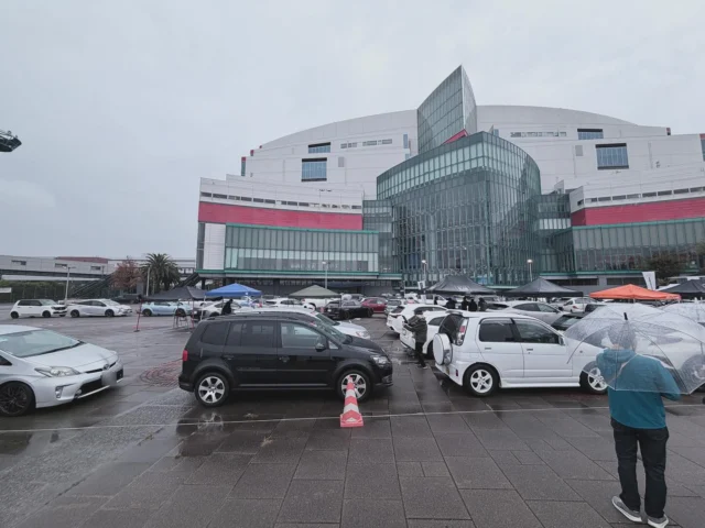 どうも✋
イーダオンキョウです。

気がつけばもう11月🙃
もう今年も終わりじゃん！（2回目）

こないだの日曜は「まいど大阪」でした！
あいにくの天気で一日中雨☔️しかも結構寒かったので、エントリーしているだけの自分達以上に運営の方々や審査員の方々は大変だったと思います。

当店からはコンテスト常連のオーラSさんが参加！
金額別のCクラスとCファースト、評論家3クラスの合計5クラスにエントリーしてきました。

前週に調整してから臨みましたが、結果はCファーストで7位入賞のみ🥹
Cクラスは40台以上のエントリーがあったので超激戦でしたが入賞ならず！
評論家クラスも入賞ならずでした。

今期最終戦だったのでもうちょっと取りたい気持ちはありましたが、さすが「まいど大阪」。めっちゃレベル高いっす。

当日の朝会場入りした時に AV Kansai のお客様Kさんが会場の誘導していたのでびっくりしたのですが、昼間にそのKさんのAUDI ２台を試聴させてもらいました。

今期も色々試聴させていただいたのですが、その中でダントツの出音だったのほんとに驚きました…。今まで振り返っても1番かも。

特にRS7はいい音、いいステージング、が出ているホームオーディオをそのまま車の中に持ち込んでいるような音で「車でこんな音出せるんだ……」と心底思いました。。

驚きと感動と謎の悔しさが混じった不思議な感情になってしまい、思わず車内で「くそ〜…」と唸ってしまいましたのでもしかしたらドラレコに録音されているかもしれません。

「糞〜」「クソ〜」「くそ〜」

話は戻ってデモカーのクロストゥーランもエントリーはしていまして、ショップデモカーは1番上のクラス「エキスパート」になります。
「くそ〜」と唸ってしまったKさんのRS7もエントリーするようなクラスなので厳しいのはわかっていましたが、予想通り入賞ならず🥲

もらえたのはビンゴ大会でパリピサングラスのみでしたが、これはこれで嬉しくてEPIC YOKOHAMA @epicyokohama のもってぃと記念写真を撮ってしまいました🤳

来季は今年以上を実現すべく、さらに頑張っていきます💪
楽しいイベントをありがとうございました！

翌日は東京に帰る前に海遊館に寄ってから帰りました〜
でっかいジンベイザメやマンボウ、チンアナゴやお湯に浸かっているおじさんも展示されていて楽しかったです！
また来年大阪行きます！

#カーオーディオ #カーオーディオ専門店 #カーオーディオショップ #カーオーディオ好きな人と繋がりたい #東京 #オーディオ専門店 #オーディオ好きな人と繋がりたい #オーディオ好き #音楽好き #音楽好きな人と繋がりたい #杉並区 #イーダオンキョウ #カーオーディオ東京