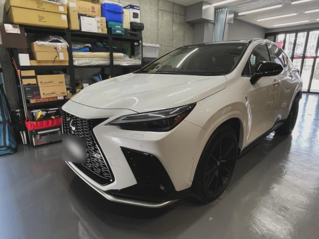 どうも🖐️
イーダオンキョウです。

最近バタバタしててインスタとブログの更新ができていませんでした…🥲（連続2回目）

今日は久しぶりの作業事例のみのご紹介。

レクサスNX にDSPアンプとスピーカーです！

お選び頂いたユニットは、

スピーカーに「Carrozeria  TS-Z900PRS」
DSPに「GOLDHORN  DSPA 810PRO」

の3wayスピーカー ＋ 8chDSPアンプ ＋ 純正ウーファー のシステムを組みました！

メインソースはDSPに直Bluetooth。

ミッド & ツィーターは純正位置にマウント作ってイン。
ミッドバスはレクサス用のアルミバッフル使ってインナーでイン。

ドアは軽いデッドニングしてます。

そして、DSPは助手席下にイン。

純正オーディオの音の取り出しはセンターコンソール下の純正アンプから取り出します！

レクサスとか最近のトヨタの純正スピーカー線はアルミ線なので、切断せずに専用コネクターを使ってハーネスを作成。

アルミ線って酸化しやすくて、長い目で見ると切断するのは良くないのでウチはコネクター使ってやってます。

JBL含め、最近のレクサストヨタアンプは全部このコネクターなんで助かります😀

DSPのコントローラーはハンドル右下に取付！
ハンドルから近くて使いやすですね〜

組み上がった後はいつも通りしっかり音響調整してから完成。
見た目純正、音質は完全に別物のNXの出来上がり！

パイオニアスピーカーらしいハイスピードな音に仕上がりました🙌

店をオープンしてから国産車だとレクサス多い気がするな〜、なんて思ってますがどんな車でもご相談ください💪

今月の店休日は基本(日)(月)ですが、私用の為12/18(木)はお休みさせて頂きます🙇‍♂️

年末年始のお休みはこちら💁‍♂️

・12/29〜1/3

（12/28は今の所営業予定です）

よろしくお願いいたします！！

#カーオーディオ #カーオーディオ専門店 #カーオーディオショップ #カーオーディオ好きな人と繋がりたい #東京 #オーディオ専門店 #オーディオ好きな人と繋がりたい #オーディオ好き #音楽好き #音楽好きな人と繋がりたい #杉並区 #イーダオンキョウ #カーオーディオ東京 #レクサス #NX #レクサスNX #GOLDHORN #DSP #dspアンプ #dsp