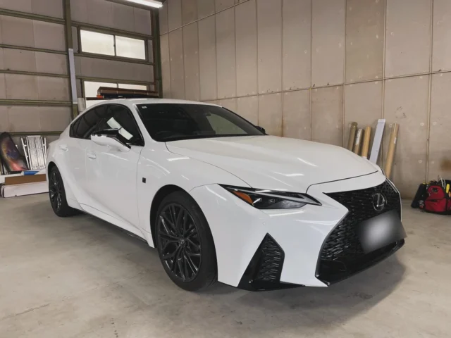 どうも🖐️
イーダオンキョウです。

最近バタバタしていてインスタとブログの更新ができていない事が多かったので今回は早めに…🥲

今回も作業事例のご紹介。

まずは レクサスIS500 にウーファー

一年半ぐらい前にスピーカーやらDSPやらを付けさせて頂いた車です。
https://ameblo.jp/mitaka-m-style/entry-12872680326.html
（インスタの方は昨年10月末ごろの投稿をほじくり返して下さい🙏）

トランクサイドのスペースにDSPアンプを詰め込んでいたのですが、夏が暑すぎて１時間ぐらいで止まってしまうとの事で移設&冷却ユニットの取付です。
（作業したのは8月です…）

ワイヤリングをやり直して表に出して、さらに audison から発売されている無骨な専用冷却ユニットを付けました！

作業をお受けした時はウーファー取付の予定はなかったのですが、もっとしっかり低音が欲しいとの相談をいただいたので、たまたま店にあった中古の箱入りモレルウーファーを取付させて頂きました💪 

ダウンファイヤリングでつけて箱の上に無骨になったDSPアンプとサブウーファー用のアンプを取付。
箱の容量が足りないんですが、純正ウーファーより全然クオリティー高く鳴るようになりました。

トランク設置なんで純正ウーファーは外して車内へ音の通り道を確保。

組み上がったら調整し直して納車です！
お客さんには大変喜んで頂きました😄

低音ってめちゃくちゃ大事なんでなるべくクオリティーの高い低音を出しましょうね！

続いては テスラ モデルS にドアデッドニング。

純正オーディオのままフロント左右ドアをガッチリデッドニング！

モデルSのスピーカーって数えるのがめんどくさくなるほどいっぱい付いていて（22個）、音大丈夫かいな？って思ってたんですが純正オーディオとしては結構クオリティーが高くてビックリしました。。

方向性はピュアオーディオでは無いですが、イマーシブオーディオの方向性でかなりよく出来てました。
ピュアオーディオ方向で音楽を聴きたい場合はDSPを使って組み換えがオススメ。

テスラでもオーディオは出来ますので気になる方はご相談下さい！

今月の店休日
（変更ありです🙇‍♂️）

・12/14(日)店休
・12/15(月)店休
・12/18(木)店休
・12/21(日)店休
・12/22(月) 通常営業
・12/24(水) 店休
・12/28(日)〜1/3(土) 店休

よろしくお願いいたします🙏
　

#カーオーディオ #カーオーディオ専門店 #カーオーディオショップ #カーオーディオ好きな人と繋がりたい #東京 #オーディオ専門店 #オーディオ好きな人と繋がりたい #オーディオ好き #音楽好き #音楽好きな人と繋がりたい #杉並区 #イーダオンキョウ #カーオーディオ東京 #レクサス #IS #レクサスIS #テスラ #テスラモデルS #Tesla #TeslaModelS #DSP #DSPアンプ #ウーファー #サブウーファー