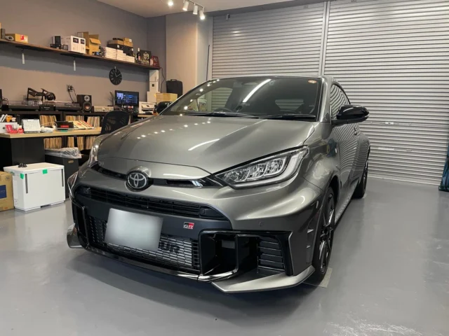 どうも🖐️
イーダオンキョウです。

今年の営業も終わりです。
オープン２年目の今年もたくさんのお客様にご来店いただきました。
感謝申し上げます🙏

年明けは 1/4 (日)から営業いたしますので来年もイーダオンキョウをよろしくお願いいたします！

まずは今月壊れて動かなくなったデモカーのクロストゥーランをなんとかしたいと思います💪

さて、今年最後の事例紹介は「GRヤリス」

この車に3wayスピーカーとアンプ内蔵DSP、Bluetoothレシーバーを組ませていただきました！

お選びいただいたユニット君たちは

・morel  SENSUS 63（3wayスピーカー）
・audison  AF C8.14 bit（DSPアンプ）
・audison  B-CON（ BTレシーバー）
・audison  DRC MP（DSPコントローラー）

の4点です。
以上のユニット君たちを使って
フロント3way + 純正リア のシステムを組み上げていきます！

このGRヤリスはJBL仕様だったので純正で3wayマルチになっております💁‍♂️
なので、純正位置に「SENSUS 63」を入れて、「見た目そのまま音質別物」に仕上げています。

ドアは軽くデッドニングをしてM&M DESIGN のジェラルミン系アルミバッフルで取付！
ツィーターはぴったりな寸法でしたが、落ちたりしないように念の為タイラップで縛り上げています🪢

運転席下にいるJBLアンプからコネクターハーネス作って助手席下のDSPアンプまで引っぱってます。

ちなみにJBLアンプの隣にいるちっさい箱は車内ノイズキャンセリングと排気音を純正オーディオから出すユニットです。
写真では外れていませんが最終的にちっさいユニットは外して上記機能をキャンセルしました。

組み上がったらしっかり調整して完成✌️
純正位置の制約はありますが良い音にできたと思います。

SENSUSってかなりコスパの良いスピーカーなんでオススメです！

そ、し、て、

年始すぐまでは店頭で「QUARTORIGO  ESTREMO 2.2」の試聴が可能です！
（いつまであるのかはまだ決まってません🙏）

聴きたい方はご連絡を！

皆様良いお年を〜👋

#カーオーディオ #カーオーディオ専門店 #カーオーディオショップ #カーオーディオ好きな人と繋がりたい #東京 #オーディオ専門店 #オーディオ好きな人と繋がりたい #オーディオ好き #音楽好き #音楽好きな人と繋がりたい #杉並区 #イーダオンキョウ #カーオーディオ東京 #Quartorigo #ETREMO #GRヤリス #トヨタ #スピーカー #DSP #JBL