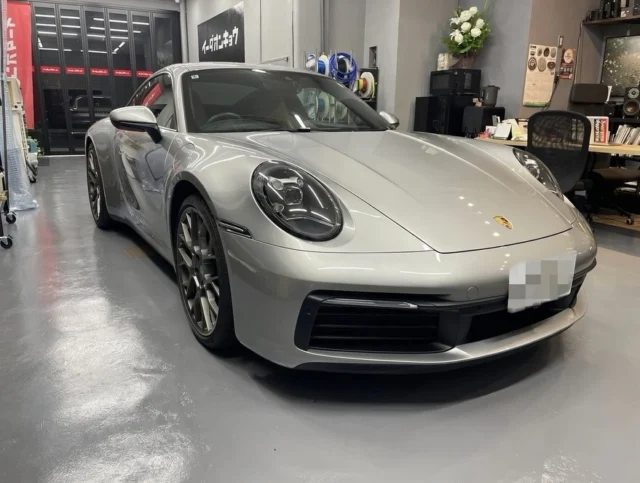 どうも🖐️
イーダオンキョウです。

前回のブログで書き忘れていましたが、去年末から壊れて動かなくなっていたデモカーのクロストゥーランを、年始早々の寒い中、青空修理していました。

どこが壊れていたかというと、ステアリングロックという部品が壊れてしまって、鍵は全く回らないしハンドルも切れない状態でした🥲
つまり、全く動かせない。。。

この年代のVWにあるあるの故障箇所らしいですが、直すのはなかなか大変。
無事に直りましたが、この車はそろそろ乗り換えなきゃと思っております。

さてさて、事例紹介をしていきましょう！

今日は、 ポルシェ911（992）にアンプ内蔵DSPとスピーカー交換のご紹介。

お選びいただいたユニットは、

・DSPアンプに「GOLDHORN  DSPA 810PRO」
・3wayスピーカーに「HELIX  Ci3」シリーズ

になります。

つい最近、 DSPA 810PRO は V2.0 にモデルが変わりましたが、作業時期が去年の9月だったのでまだ普通に販売されておりました。

スピーカーはいろんな車種のトレードインアダプターが販売されている HELIX Ci シリーズで、フロント3wayスピーカーを交換しております。
ドアウーファーが20cmなのでとても大きく見えますね〜🔈

アンプ内蔵DSPは助手席の足元をくり抜いて設置。
フロアを元に戻すとDSPは全く見えません。

992のポルシェって純正スピーカー出力を取り出すのがなかなか大変なので、作業中はバラバラに…
バラす時に工具が当たって痕がついてしまった箇所があったので、後日そこは交換させていただきました🙇‍♂️🙇🙇‍♀️

システム的には「フロント3wayマルチ ＋ 純正リア ＋ 8ch DSPアンプ」で、これにDSPダイレクトBluetoothで音楽再生します。
プレーヤーはお手軽価格のDAPの中では評判のいい「Fiio M21」を使ってます✌️

組み上がった後はしっかりDSPを調整して「見た目そのまま音は別物」のオーディオの出来上がり！

リアスピーカーだけに「SKYATOM」の効果をかけて鳴らしているので、中〜高域に艶があって広がりもある気持ちいいサウンドに仕上がりました！！

GOLDHORNの「SKYATOM」はピュアオーディオ方向とはやや違ってはきますが、うまく使うととてもいい感じになるのでおすすめですよ〜

直近の店休予定↓

・1/18(日)〜1/19(月)
・1/23(金)
・2/1(日)〜2/2(月)

急な変更もあるかもしれないので、ご来店前はご連絡をお願いいたします🙇

ちなみにまだ「QUATORIGO  ESTREMO 2.2」はまだ試聴可能です！

#カーオーディオ #カーオーディオ専門店 #カーオーディオショップ #カーオーディオ好きな人と繋がりたい #東京 #オーディオ専門店 #オーディオ好きな人と繋がりたい #オーディオ好き #音楽好き #音楽好きな人と繋がりたい #杉並区 #イーダオンキョウ #GOLDHORN #ポルシェ #PORSCHE  #スピーカー #DSP #ポルシェ911