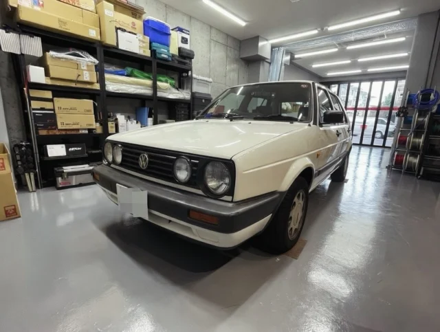 どうも🖐️
イーダオンキョウです。

なんだか毎日バタバタしている感じがしていて、気がついたらもうすぐ1月が終わる…
怖い。時間の流れが怖い。

あー、怖い🫨

さて、今日も事例紹介をしていきましょう！

まずはゴルフ2にアンプ内蔵DSPとパワードサブウーファーを取付させていただいた車のご紹介。
もはや完全に旧車のゴルフ2ですが、内外装共に綺麗な車でした✨

ご入庫時は1DINオーディオスペースにデッキが入っていましたが、それを外してアンプ内蔵DSPのみで再生する漢気たっぷりなシステムに変更です。

前後スピーカーはキッカーに変わっていましたので、サブウーファー追加のご希望。

おすすめさせていただいたユニットは、

・DSPアンプとコントローラーに「ADONN  Z600DSP + AD-DCP-Z10」
・サブウーファーに「audison  APBX 10AS」

の2点。

音楽再生はDSPはお手頃価格帯の中ではよく出来ている「Z600」にiPhoneからBluetoothでDSPに直飛ばし。
ウーファーはダウンファイアリングで設置できるので荷物を積む時も気を使わなくてすみます。

ラゲッジにウーファーとDSPを設置して、音響調整をして終了✌️
お預かり時は圧倒的に低音不足でしたが、地に足がついた音になりました！

お次のご紹介は常連Mさんのカローラツーリング。

「ETON  ONYX」の3wayスピーカーでしたが、ツィーターを「BLAM  Signature Multix Barrel  AMT 1」に変更！＆ 「ADONN  DSD-Z10 」メディアプレーヤーを追加！

今までもピラーを作って入れてましたが、ツィーターのサイズが違いすぎるので新たに作成しました。

DSP にはすでに HELIXのUSBモジュールも audison B-CON も付いてたので、「DSD-Z10」はコアキシャル入力で入れてます。
これで P-SIX DSP ULTIMATE の入力を全部使い切りましたね👍

組み上がったら音響調整。

ONYX のエネルギー感良く張りのある音に、「AMT 1」の繊細さと空間情報が追加されて素敵な音質になりました〜！

直近の店休予定↓

・2/2(月)
・2/8(日)〜2/9(月)
・2/15(日)〜2/16(月)

急な変更もあるかもしれないので、ご来店前はご連絡をお願いいたします🙇
ちなみに「QUATORIGO  ESTREMO 2.2」はまだ試聴可能です！

#カーオーディオ #カーオーディオ専門店 #カーオーディオショップ #カーオーディオ好きな人と繋がりたい #東京 #オーディオ専門店 #オーディオ好きな人と繋がりたい #オーディオ好き #音楽好き #音楽好きな人と繋がりたい #杉並区 #イーダオンキョウ #ADONN #BLAM #audison #VW #GOLF2 #カローラツーリング  #スピーカー #DSP