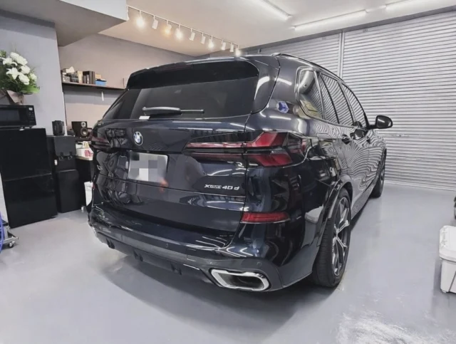 どうも🖐️
イーダオンキョウです。

今日も事例紹介をしていきましょう！

常連I君のX5

ブログとインスタに登場回数の多いこの車。
預かる度にデカイなー、って思います。

幅が２mで高さもそれなりあって５m近い全長だと、店内に入れた時の圧迫感がすごい🫨

X7だともっと長いからさらに圧迫感あるんだろうなー、、
などと想像しております。

幅２mちょっと、長さ6mぐらいで高さは2.8mまでの車なら入庫可能なんで、デカイ車でも大丈夫ですが、車に埋もれて店内にいる私が見つけられなくなる可能性はあります。

今回は去年秋に追加したサブウーファーと、先日施工したばかりのツィータ＆ミッドバス交換をまとめてご紹介。

まずはサブウーファー施工の様子。

サブウーファーは「FOCAL  P 25 FSE」
薄型の25センチウーファーですねー
これを駆動するアンプは「Rockford Fosgate  R2-250X1」
サブウーファー用モノラルアンプで強力に動かします💪

ウーファーボックスはポン置き、アンプはラゲッジサイドのスペース、DSPアンプの 「audison  FORZA C8.14」 の近くに付けております。

この作業をした時点で音質は激変したのですが、さらにステップアップで先日ツィーターとミッドバスを交換しました！

本当はツィーター交換とアンプの追加をする予定だったんですが、私の勘違いで後からやる予定だったミッドバス交換を先に始めてしまいました…🙇

交換したスピーカーは BLAM の「TSM 25 MG70HR」 & 「WS 6 Multix」
ちょっと前までデモカーのクロストゥーランに付いていた物です。
（ミッドレンジはBLAMのBMW用をそのまま使用）

去年、BLAM の20mmマグネシウムツィーターとBMW用ウーファーに交換したばっかりですが早くもグレードアップ🙌

ツィーターは加工して取付、ミッドバスはバッフル作成して納めてます💪
ミッドバスの奥行きがかなりありますが、床下のスピーカーグリルもちゃんと付いてますよー

構成は「フロント3way + リアフィル + サブウーファー」
これを現状は「8ch DSPアンプ + サブ用モノアンプ」で鳴らしている状態です。

メインソースユニットは大人気の「Fiio  M27」をUSB接続で、リアフィルは「BLAM  LFR52」をI君ご自身が取付しています！

作業が終わったら、スピーカーが変わったんで１から調整し直し！

仕上がった音は、左右のセパレーションが良くて、個々の音の分離が良く出てる音。
残響音が消えていく音も綺麗に出るようになりました！
低域の再現度がかなり上がったので、奥行きも出てきていい音になりましたよ〜✌️

そのうちアンプとミッドレンジ、センタースピーカーの追加を行う予定なんで先が楽しみな車です！

直近の店休予定↓

・2/8(日)〜2/9(月)
・2/15(日)〜2/16(月)
・2/22(日)
・2/28(土)〜3/1(日)

急な変更もあるかもしれないので、ご来店前はご連絡をお願いいたします🙇

#カーオーディオ #カーオーディオ好きな人と繋がりたい #BMW  #X5 #G05