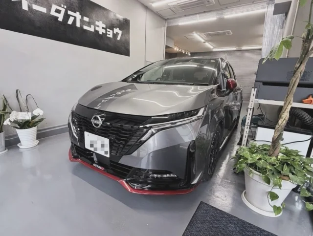 どうも🖐️
イーダオンキョウです。

🤧🤧🤧🤧🤧

お察しください…🥹

バタバタしていて前回更新から2週間も経ってしまいましたが、事例紹介と4/19開催の「OACサウンドコンテスト」のお知らせです。

OAC 2026 のエントリー開始は 3/15(日) の予定です！
（※まだ準備中なので変更になる可能性もあります）

詳細が決まったらこちらでもお知らせいたしますが、たま〜に下記HPをチェックしておいて頂けると嬉しいです🙏
https://oac-sound.jp

会場日程が決まったのが遅かったので準備がバタバタですが、絶賛準備中なので楽しみにしておいて下さい💪

さてと、ここからは事例紹介。

ノートオーラNISMO にスピーカー、ウーファー、DSP、アンプ、DVDプレーヤーの取付！

つまり１からフルセットの取付です。

組ませていただいたユニット君たちは、

・スピーカーに「morel  SENSUS 63」の3way
・DSPに「HELIX  DSP.3S」の単体8ch
・アンプに「ZAPCO  ST-2XP SQ Ⅲ & ST-6X SQ Ⅲ」の2ch & 6chアンプ
・ウーファーは前車から載せ替えの「Carrozeria  TS-W1RSⅡ」
・DVDは HDMI出力のある「MAXWIN」のハーフDINプレーヤー

メインソースはスマホのBTで、DSPにBTモジュールを付けて純正スルーで再生しています！
BTコントロール出来ちゃうコントローラー「CONDUCTOR」も付けてますYo！

Aピラーにミッドとツィーターを加工してイン⤴︎

ミッドベースは M&M のアルミバッフルを重ねまくってインナー取付です。
サブウーファーはトランク床板を作り直してエンクロージャーを固定。

DSPとアンプ類はトランク下のバッテリー周りにギチギチで詰め込んでます。

DVDはお客さんの希望でしたが、これにちょっと悩まされまして、、、

組み方によってはこのDVD、デカイ音でポップオフノイズが出ちゃうんですね。
最後は電源を工夫することで解決出来ましたが、ZAPCOの代理店の営業さんにまで来てもらって、原因探ってようやく解決しました🥲

HDMI出力からデジタル音声だけ抜き出して、オプティカルでDSPに入れてるんで、音はかなり良いです👍
おじさん２人であーでもない、こーでもないと悩んだ甲斐がありました。

映像は純正HDMI入力に入れておりますので、純正モニターで視聴可能です。
音声はDSPで遅延処理がかかるので、少しリップシンクが悪くなりますが、違和感が出るほどではないので良しとしました。どうしても気になる場合はHDMI遅延モジュールを入れればズレが減ります。

組み上がったらしっかり調整。（←ここ重要）

SENSUS ってコスパの良いスピーカーなので、間違いない音色を繰り出してくれますが、そこにZAPCOアンプの自然な質感と密度の高い中域、そしていい具合の艶感が合わさって良い音になりました！

このアンプ、しっかりしたドライブ能力でスピーカーを駆動してくれて気持ちいい音ですよ〜✌️
ちょっとボディーは大きいですが、この価格帯でAB級アンプの「ST-X Ⅲ」シリーズアンプ、おすすめです！

直近の店休予定↓

・3/3(火)
・3/8(日)
・3/15(日)〜3/16(月)
・3/20(金)〜3/21(土)
・3/29(日)〜3/30(月)

ほぼ不定休みたいになってしまい申し訳ありません🙇‍♂️🙇🙇‍♀️
急な変更もあるかもしれないので、ご来店前はご連絡をお願いいたします🙏
（休日でも電話は出られたりします）

#noteaura #ノートオーラ #ノートオーラニスモ #oacサウンドコンテスト #oacサウンドコンテスト2026