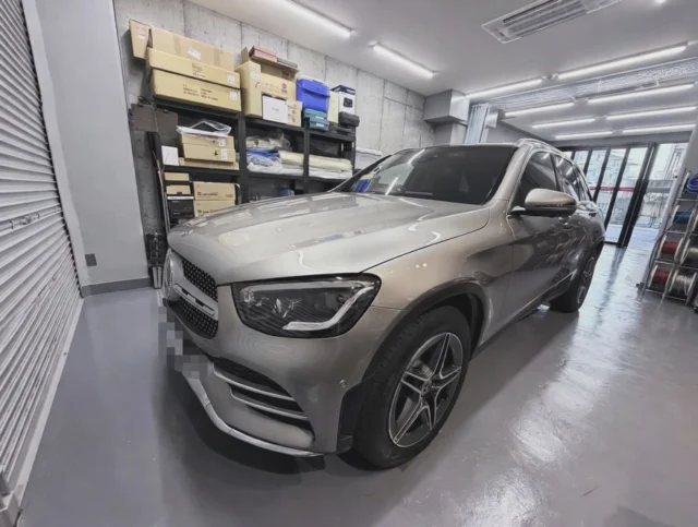 どうも🖐️
イーダオンキョウです。

🤧🤧🤧🤧🤧

受粉しすぎてそろそろ自分の鼻の穴に杉の花が咲きそうです🌼

さぁ、まずは4/19開催の「OACサウンドコンテスト」の情報です。

審査員方と課題曲が公開されていますので気になる方はご覧下さいませ💁‍♂️
https://oac-sound.jp/#002

OAC 2026 のエントリー開始は 3/15(日) の予定です！
（※まだ準備中なので変更になる可能性もあります）

さてと、ここからは事例紹介。
いっぱい溜まってるのでどんどん紹介していかないと。。

X253 メルセデス GLC220d

以前にDSPアンプを付けさせてもらって、その後パワードウーファーを追加した車ですね。
https://ameblo.jp/mitaka-m-style/entry-12932719309.html
（ウーファー取付は急遽作業したので写真がありませんでした🥲）

今までは「BEWITH」のメルセデス用スピーカーを使っていましたが、繊細さを持ちつつ、もうちょい押し出しと芯の強い音が良いという事で、「ETON」のメルセデス用に交換！
http://www.ms-line.co.jp/eton_up_grade_benz.html

前後ドアスピーカーと足元のウーファー、センタースピーカーを交換です✌️
つまりDピラーのサテライトスピーカー以外全部交換。

ミッドレンジのコーン面積が全然大きいので、ミッドがだいぶ下の帯域から使えるから足元ウーファーと繋がり良好に出来ます！
マグネットはネオジウムからフェライトになるので大きさと重量アップ。
低い帯域まで使う場合は重量があるのも有利かも。

さらにスピーカー取付部に付いている黒い不織布も除去。
これはお客さんの要望でしたが余計なものはない方がいいですからね〜

足元のウーファーも床をほじくり返して交換。
金色フレームから黒フレームに変わったんで純正ぽくなってますが ETON に変更です。
リアセパレートやセンターは写真撮り忘れてありませんがきっちり交換済！

組み上がったらしっかり調整〜

ペーパーコーンらしい自然な質感の音に、芯の強さが内包されていて音楽が気持ちよく聴けるようになりました👍
今まではどうしても「ミッド↔︎ウーファー」間の繋がりが厳しかったのですが、ミッドが低いところまで使えるようになったので音楽的にしっかりした音に。

矢継ぎ早のシステム変更でしたが成功してよかったです〜

直近の店休予定↓

・3/15(日)〜3/16(月)
・3/20(金)〜3/21(土)
・3/29(日)〜3/30(月)
・4/4(土)〜4/6(月)

ほぼ不定休みたいになってしまい申し訳ありません🙇‍♂️🙇🙇‍♀️
急な変更もあるかもしれないので、ご来店前はご連絡をお願いいたします🙏
（休日でも電話は出られたりします）

#glc #メルセデス #ベンツ #スピーカー交換