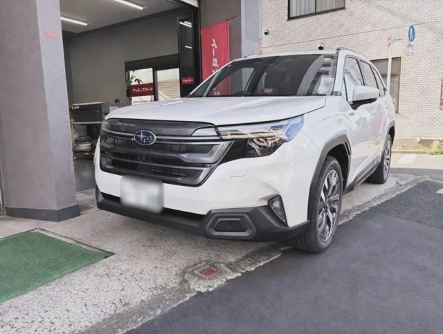 どうも🖐️
イーダオンキョウです。

花粉を受粉しすぎてそろそろ自分の鼻の穴に杉の花が咲きそうで、まだ咲いていないです🤗
このままお花は咲かずに花粉の季節が終わってくれるといいのですが、多分大丈夫だと思います🌼

まずは4/19開催の「OACサウンドコンテスト」の情報です。

予定通り3/15からエントリーの開始ができたのですが、すぐにほとんどいっぱいになってしまいました。。。🙇‍♂️

嬉しい悲鳴🙀

メインクラスを増やして対応する予定なので、まだ若干数エントリーを受け付けられるかと思います。
エントリーがまだの方はお早めにお願い致します🙏

https://oac-sound.jp

さて、ここからはいつもの事例紹介。
今日はまだ発売されたての新型フォレスター(SL系)のご紹介。

むか〜しむかし、私もリフトアップしたSGフォレスターに乗っていた事があるので興味深々。
お預かり日に初めて見ましたが、モデルが変わるたびに大きくなってSLはだいぶ大きくなりましたね！

オーナー様は SKフォレスターからのお乗り換えで、前車は前の職場時代にスピーカーを取り付けさせて頂いてました。

今回はSK から外した「DIATONE DS-G400」とDSPアンプの「GOLDHORN  DSPA 816PRO」の取付をさせていただきました！

「DSPA 816PRO」は半年ぐらい前に発売された新モデルで、「810PRO」 のパワーアップ版みたいなモデルですね。
BTが標準など機能面は変わらないのですが、アンプがD級に変更になっていて、音色傾向は似ていますが、明らかにパワー感が増してます。

「GOLDHORN」 の音色って高域側に少しだけ派手さがありつつ、全体的には優しめの音色。解像度を押し出すような感じではなくて、綺麗に優しく音楽を送り出してくる感覚ですかね。
よく比較対象になる「ADONN」は解像度高めの印象で、もうちょっとだけパリッとしてますので好みの音色で選ぶのもいいと思います。
（※あくまで私の主観の感想です）

DSPの取付場所は、スペースがあったんで運転席下の純正パワーアンプの上に乗せました。入出力のハーネスも短くなって作業性もいいので一石二鳥☺️
コントローラーも使いやすい場所に付いています！

スピーカーの取付は M&M バッフルを使ってインナーで。デッドニングもしっかりと施工。
新型になってもサービスホールの樹脂パネルは変わらず開放タイプでした。
トヨタ式にしてくれたら嬉しかったんですが、変わってませんでしたね〜

ツィーターはAピラーに固定。
「DS-G400」は2wayスピーカーですが、純正のミッドレンジを使用して3way化
していて、この車はハーマンカードン仕様だったのでラゲッジサイドのウーファーも使ってます✌️

つまり、「3way + サブウーファー」システムの完成。

もちろん、ミッドレンジもサブウーファーも純正なりの限界はありますが、使えるんだったら使っちゃおうの精神です。

組み終えたらしっかり調整。

G400らしい優しい音色で情報量も豊富ないい音になりました💪

一部、純正を使ったお手軽フルシステムですが、2way のみより圧倒的に音の密度感が変わるのでおすすめの方法。
ただし、DSPは必須なので、スピーカー交換だけでこの方法は取らないようにしてくださいね〜

直近の店休予定↓

・3/30(月)
・4/4(土)〜4/6(月)
・4/12(日)
・4/18(土)〜4/20(月)
・4/26(日)〜4/27(月)

急な変更もあるかもしれないので、ご来店前はご連絡をお願いいたします🙏
（休日でも電話は出られたりします）

#フォレスター #forester #ハーマンカードン #音質向上 #スバル